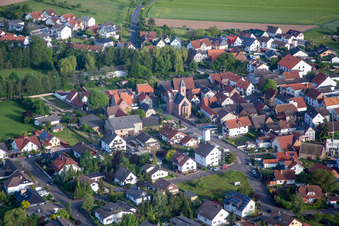 Vue aérienne de Bâtiment d'église au centre du village à le quartier Harpertshausen in Babenhausen dans le département Hesse, Allemagne