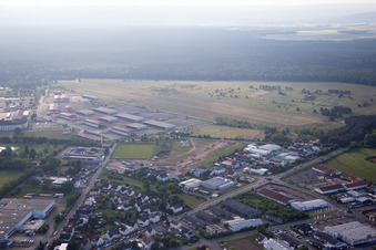Vue aérienne de Parc de terre à Babenhausen dans le département Hesse, Allemagne