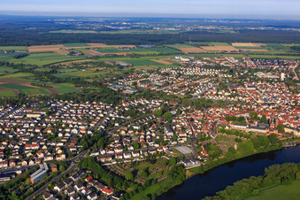 Vue aérienne de Vue d'ensemble de la ville sur les rives du Main depuis l'est avec le jardin du monastère Seligenstadt à Seligenstadt dans le département Hesse, Allemagne