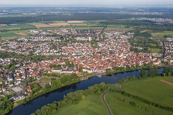 Vue aérienne de Les rives du Main à Seligenstadt dans le département Hesse, Allemagne