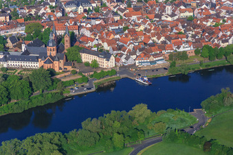 Vue aérienne de Ferry principal "STADT SELIGENSTADT" au monastère Seligenstadt à Seligenstadt dans le département Hesse, Allemagne