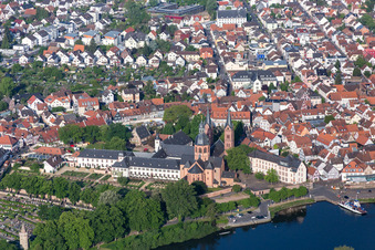 Vue aérienne de Basilique Einhard à Seligenstadt dans le département Hesse, Allemagne