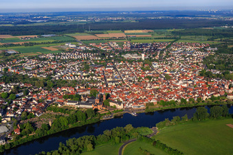 Vue aérienne de Vue d'ensemble de la ville sur les rives du Main depuis l'est avec le jardin du monastère Seligenstadt à Seligenstadt dans le département Hesse, Allemagne