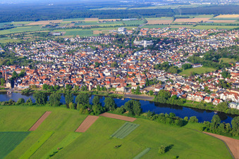Vue aérienne de Vue d'ensemble de la ville sur les rives du Main depuis le nord-est avec le jardin du monastère Seligenstadt à Seligenstadt dans le département Hesse, Allemagne