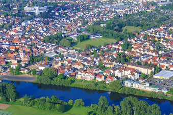 Vue aérienne de Steinheimer Straße sur les rives du Main à Seligenstadt dans le département Hesse, Allemagne