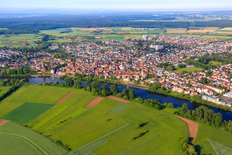 Vue aérienne de Steinheimer Straße sur les rives du Main à Seligenstadt dans le département Hesse, Allemagne