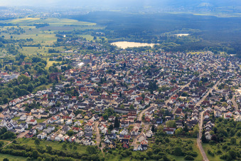 Vue aérienne de Vue d'ensemble de la ville depuis l'ouest devant le lac Nachtweidesee à Kahl am Main dans le département Bavière, Allemagne