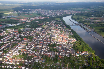 Vue aérienne de Les rives du Main avec le barrage de Großkrotzenburg à le quartier Klein-Krotzenburg in Hainburg dans le département Hesse, Allemagne