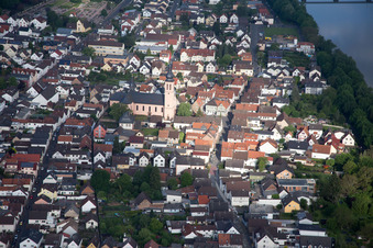 Vue aérienne de Église paroissiale catholique Saint-Nicolas à le quartier Klein-Krotzenburg in Hainburg dans le département Hesse, Allemagne
