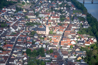 Vue aérienne de Église paroissiale Saint-Nicolas au bord du Main à le quartier Klein-Krotzenburg in Hainburg dans le département Hesse, Allemagne