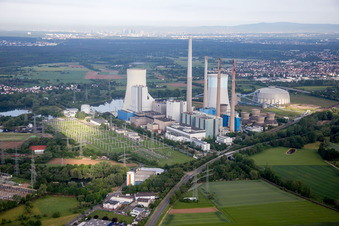 Vue aérienne de Blocs réacteurs, structures de tour de refroidissement et installations de la centrale électrique au charbon et au gaz de Staudinger à Großkrotzenburg dans le département Hesse, Allemagne
