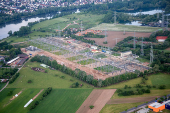 Vue aérienne de Site de la sous-station de conversion de tension et d'alimentation électrique, centrale électrique de Staudinger dans le district de Klein-Krotzenburg à Großkrotzenburg dans le département Hesse, Allemagne