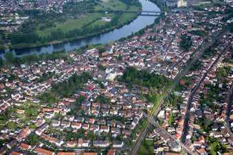 Vue aérienne de Zone riveraine du Main - cours de la rivière en Großauheim à le quartier Großauheim in Hanau dans le département Hesse, Allemagne
