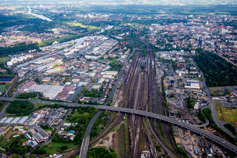 Vue aérienne de Disposition des voies et de la gare principale de la DB à Hanau dans le département Hesse, Allemagne