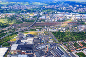 Vue aérienne de Zone industrielle Industrieweg devant le pont de la B43a au-dessus des voies ferrées avec Geis Tyre Logistics GmbH Hanau et Goodyear Allemagne à Hanau dans le département Hesse, Allemagne