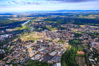 Vue aérienne de Vue d'ensemble de la ville depuis l'est sur le Main à le quartier Kesselstadt in Hanau dans le département Hesse, Allemagne