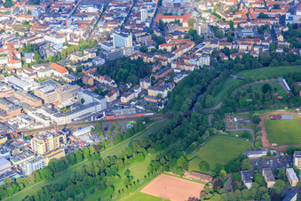 Vue aérienne de Cours de la Kinzig sous le pont ferroviaire de Rühlstr à le quartier Hanau-Altstadt in Hanau dans le département Hesse, Allemagne