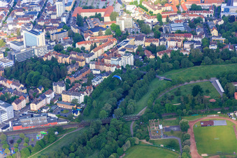 Vue aérienne de Cours de la Kinzig sous le pont ferroviaire de Rühlstr à le quartier Hanau-Altstadt in Hanau dans le département Hesse, Allemagne