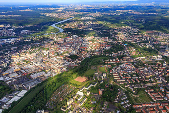 Vue aérienne de Vue d'ensemble de la ville depuis l'est sur le Main à le quartier Hanau-Altstadt in Hanau dans le département Hesse, Allemagne