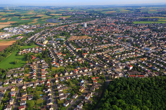 Vue aérienne de Vue de la ville depuis le sud sur le Main à Bruchköbel dans le département Hesse, Allemagne