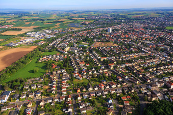 Vue aérienne de Vue de la ville depuis le sud sur le Main à Bruchköbel dans le département Hesse, Allemagne