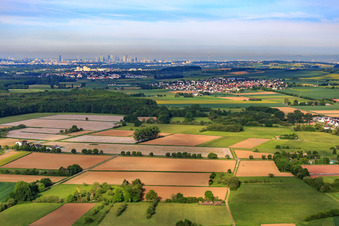 Vue aérienne de Vue du village depuis les toits de Francfort à le quartier Wachenbuchen in Maintal dans le département Hesse, Allemagne
