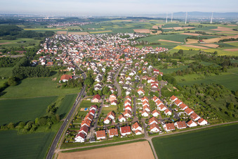 Vue aérienne de Vue des rues et des maisons dans les quartiers résidentiels à le quartier Mittelbuchen in Hanau dans le département Hesse, Allemagne
