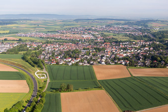 Vue aérienne de Vue des rues et des maisons dans les quartiers résidentiels à le quartier Windecken in Nidderau dans le département Hesse, Allemagne