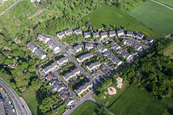 Vue aérienne de Quartier de Mühlberg à le quartier Windecken in Nidderau dans le département Hesse, Allemagne
