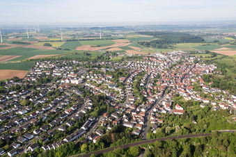 Vue aérienne de District de Dresdner Ring à le quartier Windecken in Nidderau dans le département Hesse, Allemagne