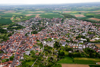 Vue aérienne de Vue des rues et des maisons dans les quartiers résidentiels à le quartier Ostheim in Nidderau dans le département Hesse, Allemagne