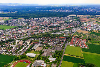 Vue aérienne de Vue d'ensemble de la ville depuis le nord à Bruchköbel dans le département Hesse, Allemagne