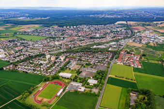Vue aérienne de École Heinrich Böll et lycée Lichtenberg à Bruchköbel dans le département Hesse, Allemagne