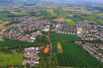 Vue aérienne de Vue de la ville depuis l'ouest à le quartier Niederissigheim in Bruchköbel dans le département Hesse, Allemagne