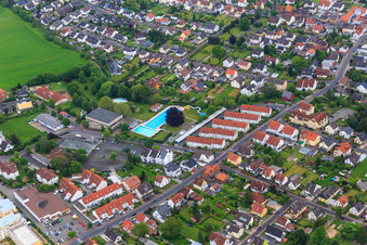 Vue aérienne de Piscine intérieure et extérieure de la ville Bruchköbel à Bruchköbel dans le département Hesse, Allemagne