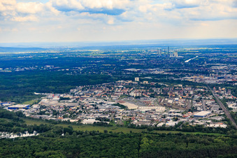 Vue aérienne de Zone industrielle de la Moselstraße vue du nord à Hanau dans le département Hesse, Allemagne