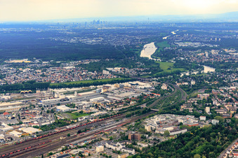 Vue aérienne de Zone industrielle de Hafenstrasse vue du nord-est à Hanau dans le département Hesse, Allemagne