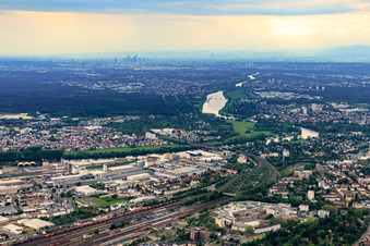 Vue aérienne de Zone industrielle de Hafenstrasse vue du nord-est à Hanau dans le département Hesse, Allemagne