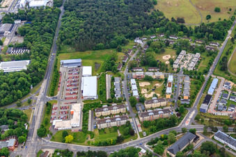 Vue aérienne de Pocket Park Zitronenfalterweg et REWE à le quartier Wolfgang in Hanau dans le département Hesse, Allemagne