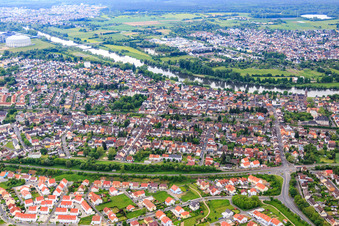 Vue aérienne de Vue de la ville sur le Main au-delà de l'Auheimer Straße depuis le nord à le quartier Großauheim in Hanau dans le département Hesse, Allemagne