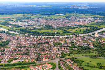 Vue aérienne de Vue de la ville sur le Main au-delà de l'Auheimer Straße depuis le nord à le quartier Großauheim in Hanau dans le département Hesse, Allemagne