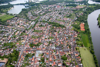 Vue aérienne de Les rives du Main à Großkrotzenburg dans le département Hesse, Allemagne
