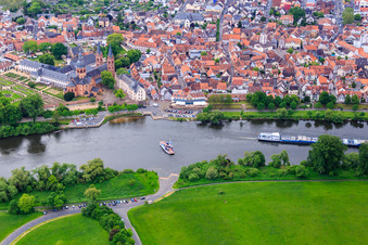 Vue oblique de Ferry principal "STADT SELIGENSTADT" au monastère Seligenstadt à Seligenstadt dans le département Hesse, Allemagne