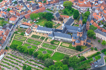 Vue aérienne de Monastère Seligenstadt à Seligenstadt dans le département Hesse, Allemagne