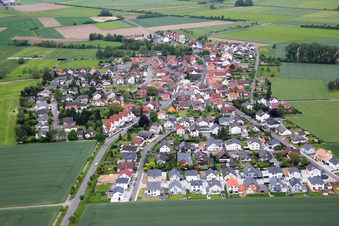 Vue aérienne de Chantiers de construction pour le nouveau quartier résidentiel d'une colonie de maisons unifamiliales Bürgermeister Tempel Straße à le quartier Harpertshausen in Babenhausen dans le département Hesse, Allemagne