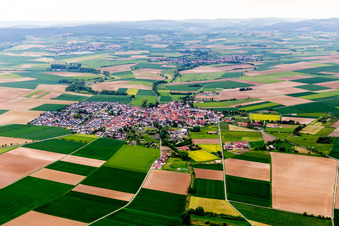 Vue aérienne de Champs agricoles et terres agricoles à le quartier Semd in Groß-Umstadt dans le département Hesse, Allemagne