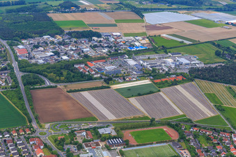 Vue aérienne de Zone industrielle Sandwiese et Am Weilerweg des deux côtés de la voie ferrée à le quartier Sandwiese in Alsbach-Hähnlein dans le département Hesse, Allemagne