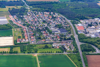 Vue aérienne de Vue de la ville depuis l'est à le quartier Sandwiese in Alsbach-Hähnlein dans le département Hesse, Allemagne