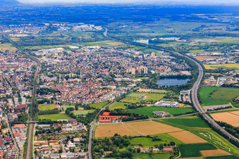 Vue aérienne de Vue d'ensemble de la ville depuis le nord entre la voie ferrée et l'autoroute A5 à le quartier Auerbach in Bensheim dans le département Hesse, Allemagne