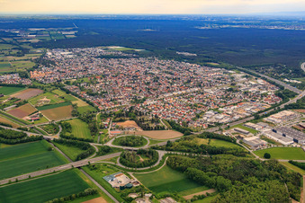 Vue aérienne de Vue de la ville depuis le nord à Lorsch dans le département Hesse, Allemagne